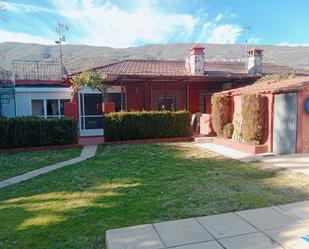 Vista exterior de Casa o xalet en venda en Casas del Castañar amb Aire condicionat, Jardí privat i Terrassa