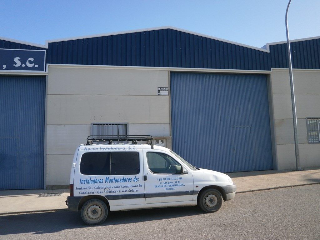 Vista exterior de Nau industrial en venda en Granja de Torrehermosa