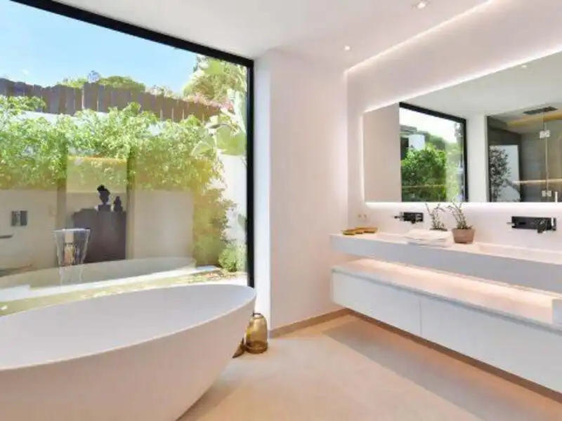 Bany de Casa o xalet de lloguer en Marbella amb Aire condicionat, Jardí privat i Terrassa