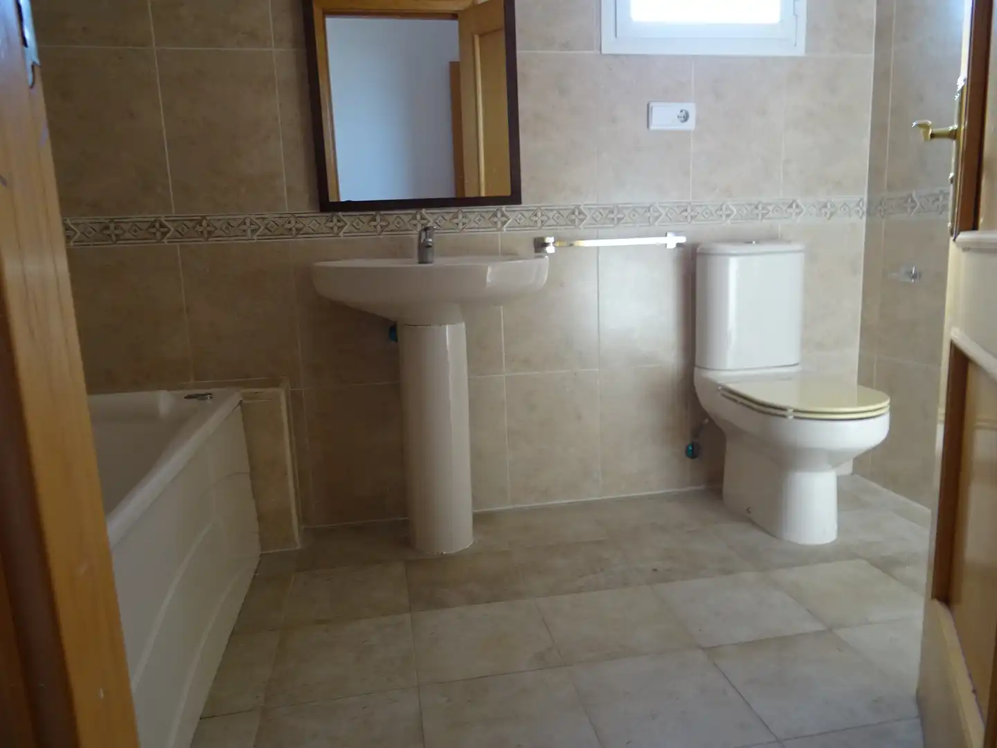 Baño de Piso en venta en Illescas con Aire acondicionado, Calefacción y Jardín privado