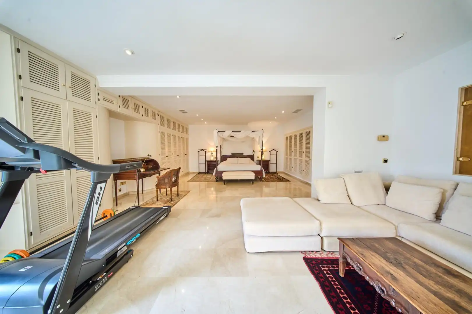 Sala de estar de Casa o chalet en venta en Marbella con Aire acondicionado, Calefacción y Jardín privado