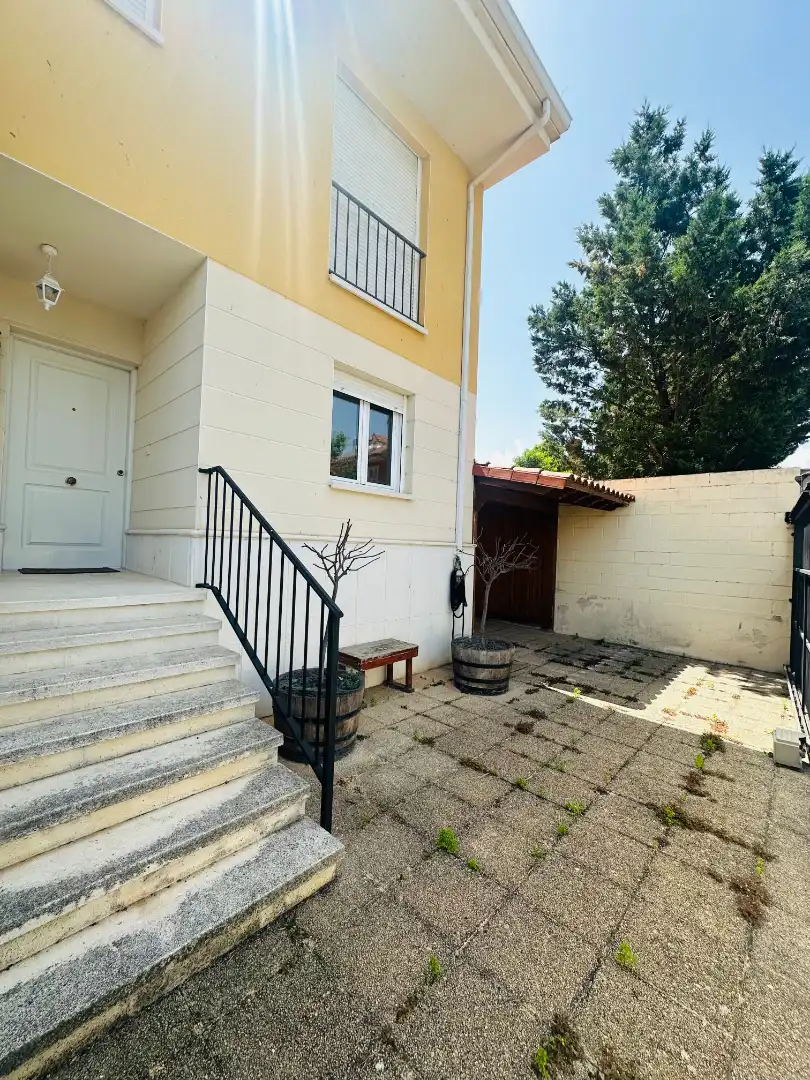 Vista exterior de Casa o xalet en venda en Fuensaldaña amb Calefacció