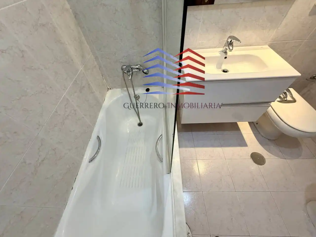 Badezimmer von Wohnungen zur Miete in Ourense Capital  mit Heizung, Parkett und Möbliert