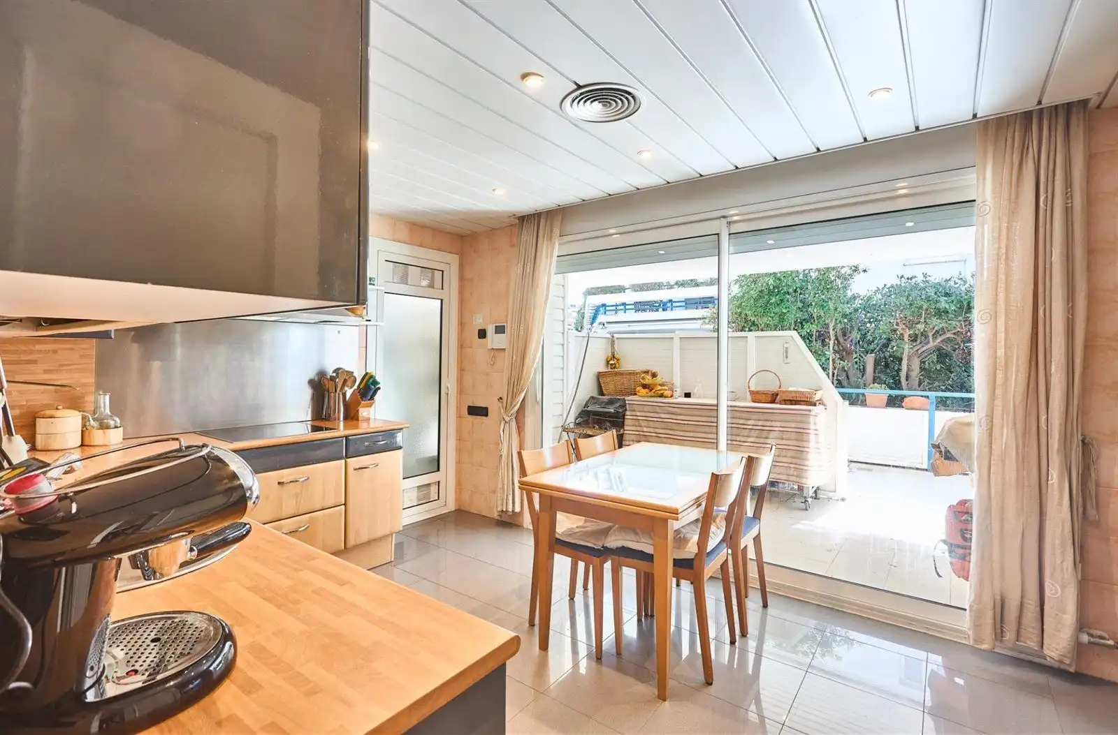 Cocina de Piso en venta en Sitges con Calefacción, Terraza y Piscina