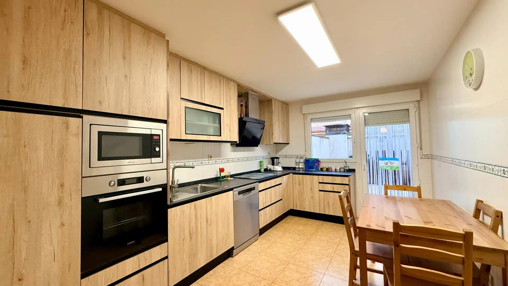 Cuina de Casa adosada en venda en Cuéllar amb Jardí privat i Traster