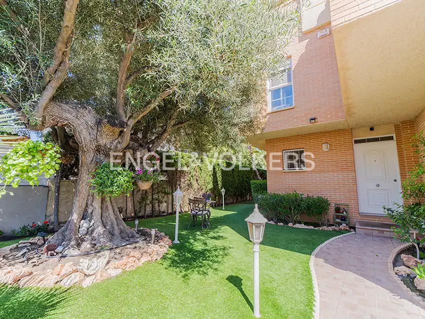 Vista exterior de Casa o xalet en venda en Alicante / Alacant amb Aire condicionat, Calefacció i Jardí privat
