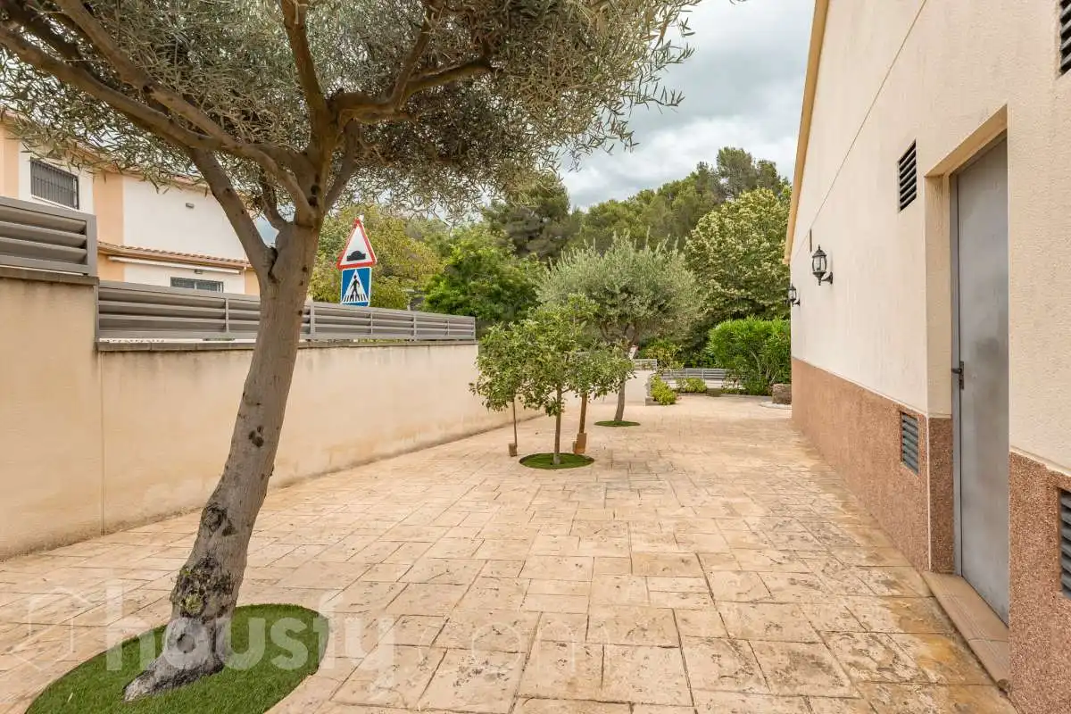 Vista exterior de Casa o xalet en venda en Sant Pere de Ribes amb Aire condicionat, Calefacció i Jardí privat