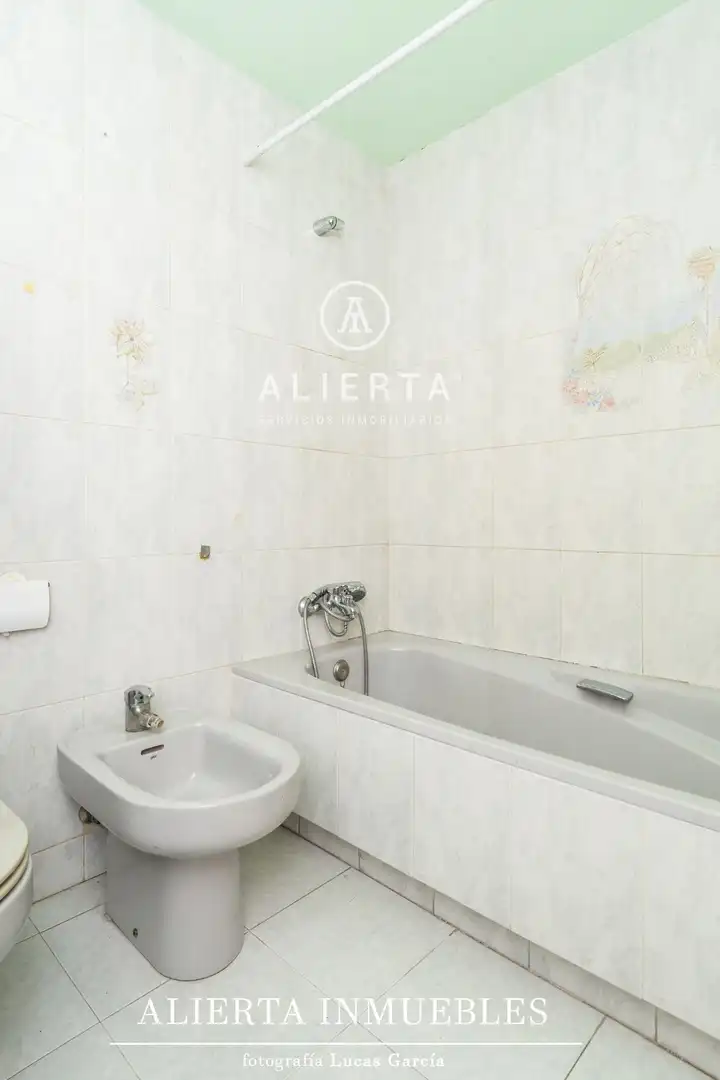 Bathroom of Flat for sale in Zaragoza  with Heating and Storage room