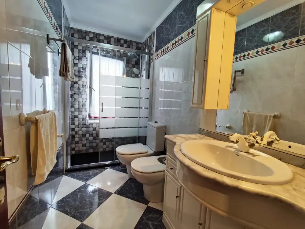 Baño de Piso en venta en Gijón  con Calefacción, Parquet y Amueblado