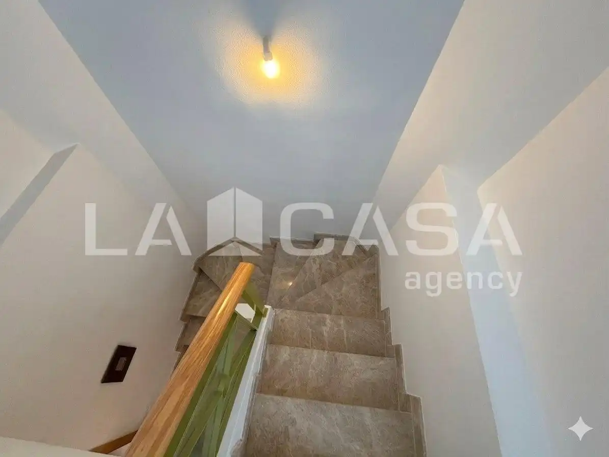 Casa adosada en venda en Montequinto amb Aire condicionat