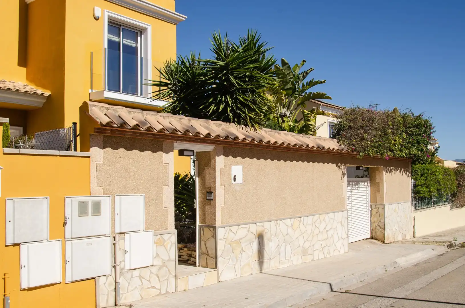 Außenansicht von Einfamilien-Reihenhaus zum Verkauf in La Pobla de Vallbona mit Klimaanlage, Heizung und Privatgarten