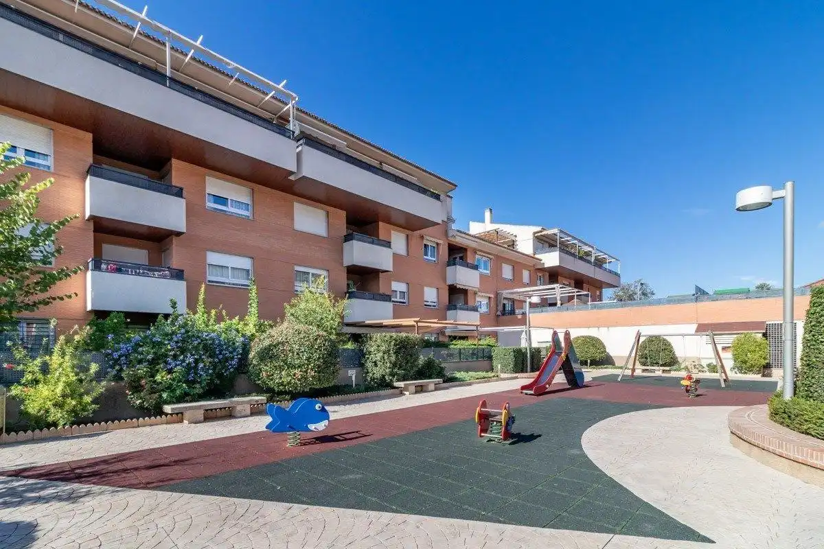 Außenansicht von Wohnung zur Miete in Granada mit Klimaanlage, Heizung und Privatgarten