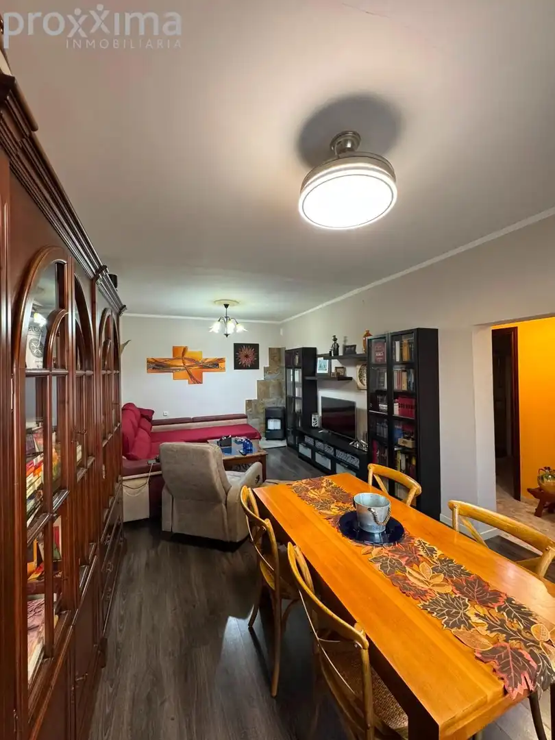 Sala d'estar de Casa adosada en venda en Alcalá de Guadaira amb Aire condicionat, Terrassa i Traster