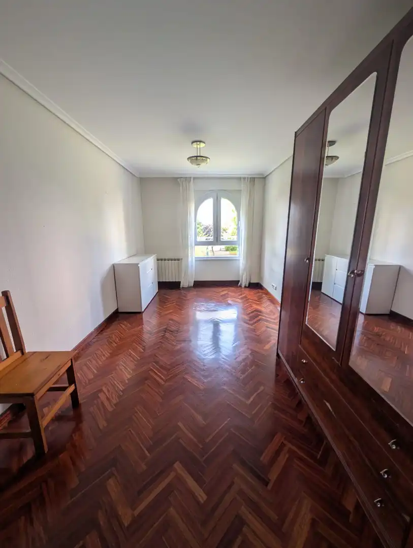 Schlafzimmer von Wohnung zur Miete in Santander mit Möbliert
