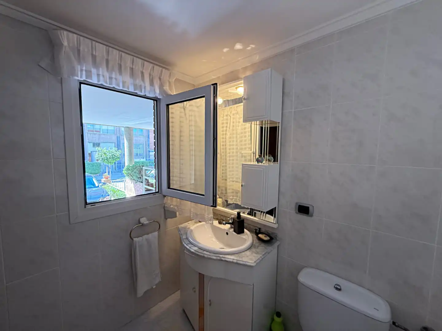 Baño de Casa adosada en venta en Oviedo  con Calefacción, Jardín privado y Parquet