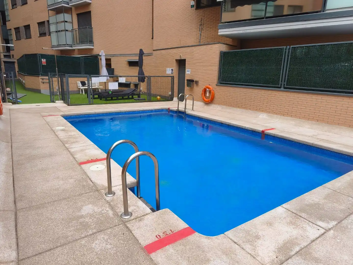 Swimming pool of Flat for sale in  Madrid Capital  with Air Conditioner and Balcony