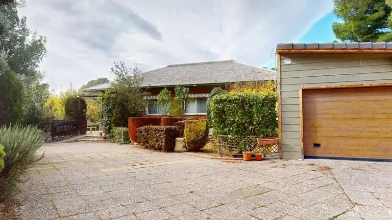 Vista exterior de Casa o xalet en venda en La Muela amb Aire condicionat, Calefacció i Jardí privat