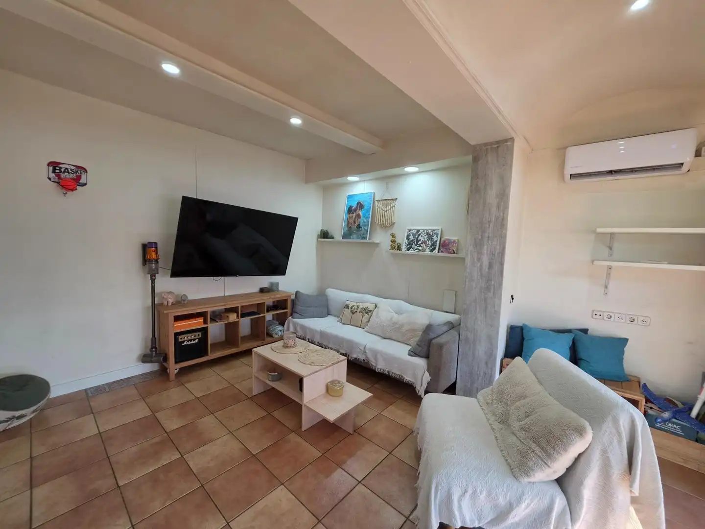 Sala de estar de Casa adosada en venta en Sant Pere de Ribes con Aire acondicionado, Calefacción y Piscina