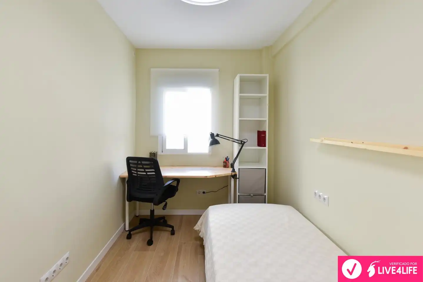 Bedroom of Flat for rent in Sevilla  with Air Conditioner, Furnished and Balcony
