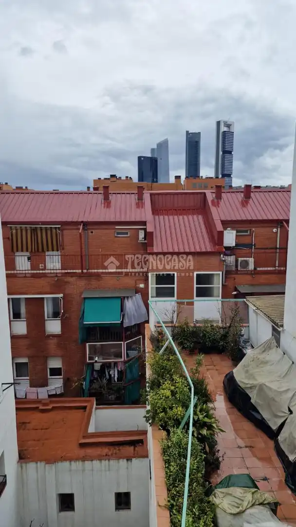 Vista exterior de Piso en venta en Madrid con Calefacción
