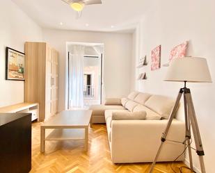 Sala d'estar de Apartament en venda en  Madrid Capital amb Aire condicionat i Balcó