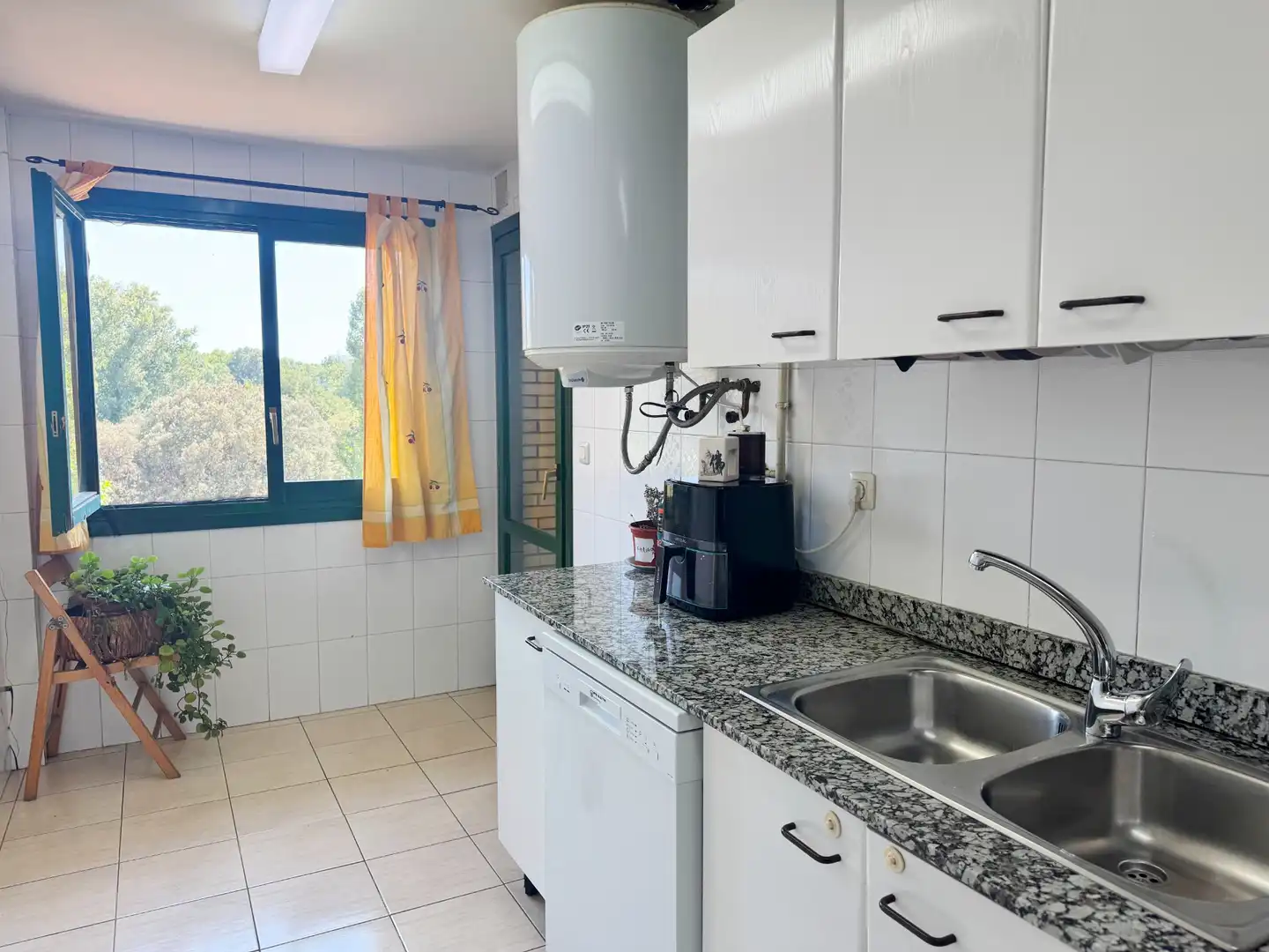 Küche von Wohnung zum Verkauf in Girona mit Klimaanlage, Heizung und Balkon
