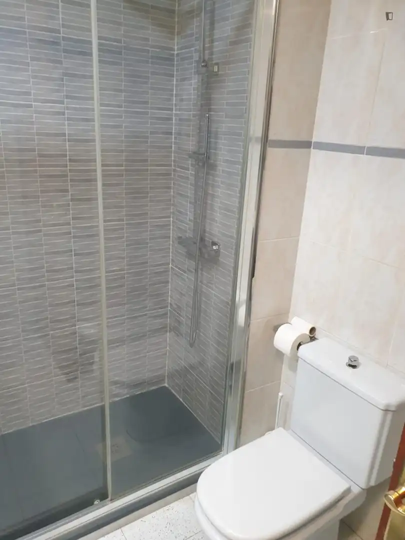 Baño de Apartamento para compartir en Badalona con Amueblado, Horno y Lavadora
