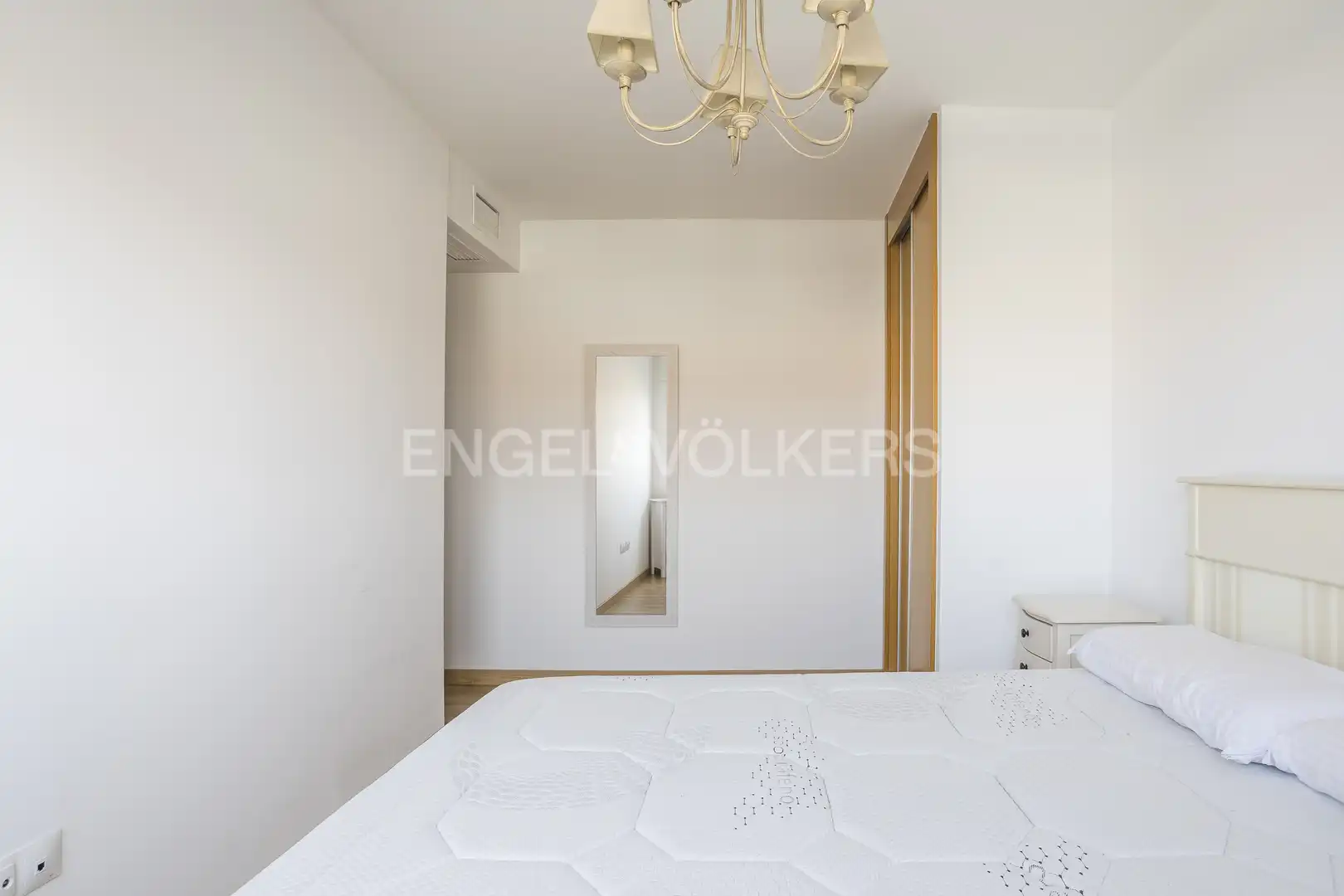 Schlafzimmer von Dachboden zur Miete in Madrid mit Klimaanlage, Heizung und Terrasse