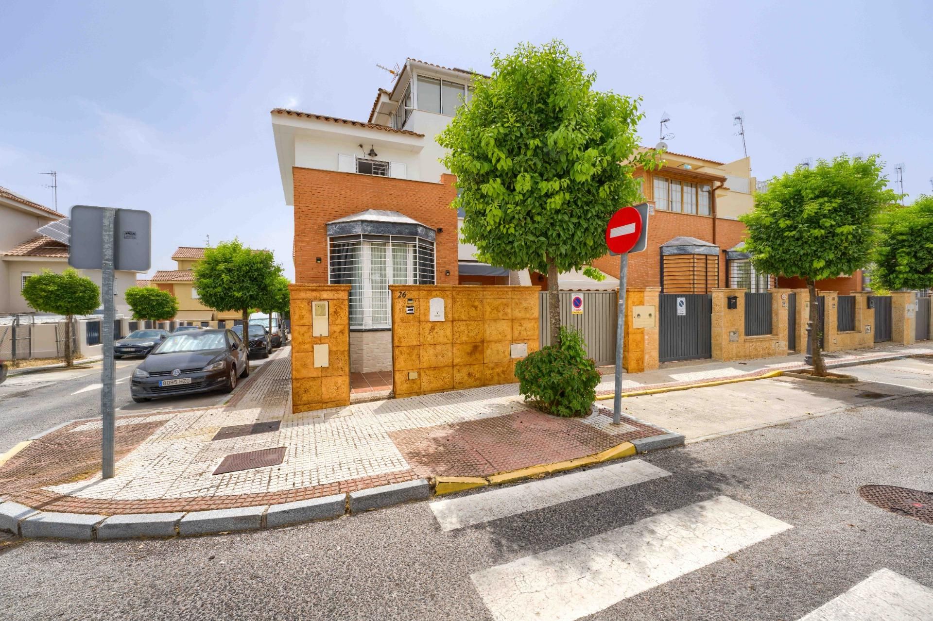 Vista exterior de Casa adosada en venda en Castilleja de la Cuesta amb Aire condicionat, Terrassa i Traster