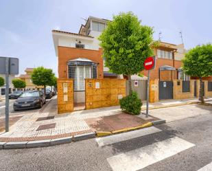 Vista exterior de Casa adosada en venda en Castilleja de la Cuesta amb Aire condicionat, Terrassa i Traster
