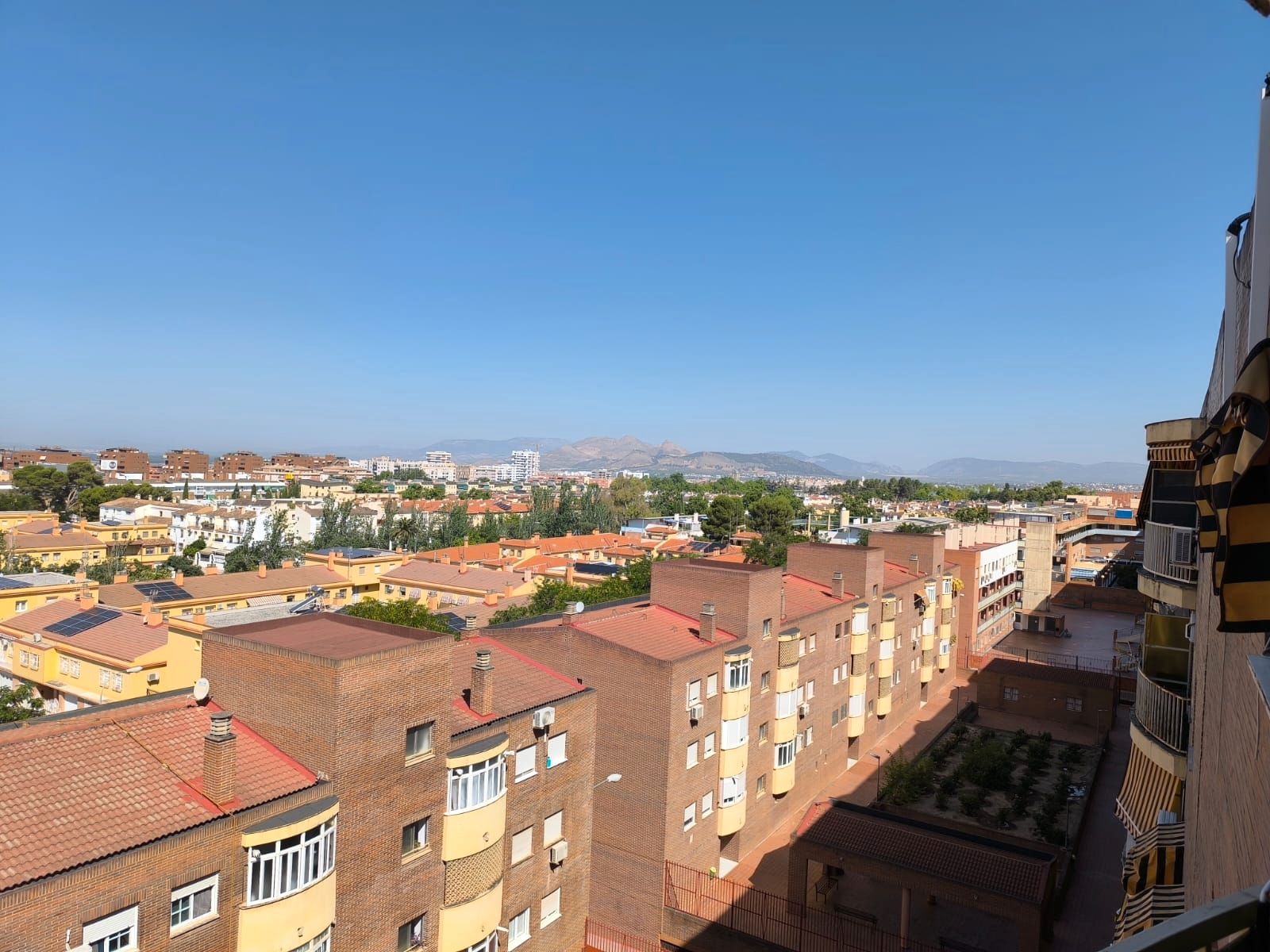 Exterior view of Flat for sale in  Granada Capital  with Storage room, Furnished and Oven