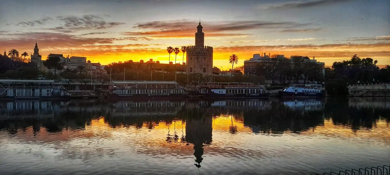 Vista exterior de Apartamento en venta en Sevilla con Aire acondicionado, Amueblado y Lavadora