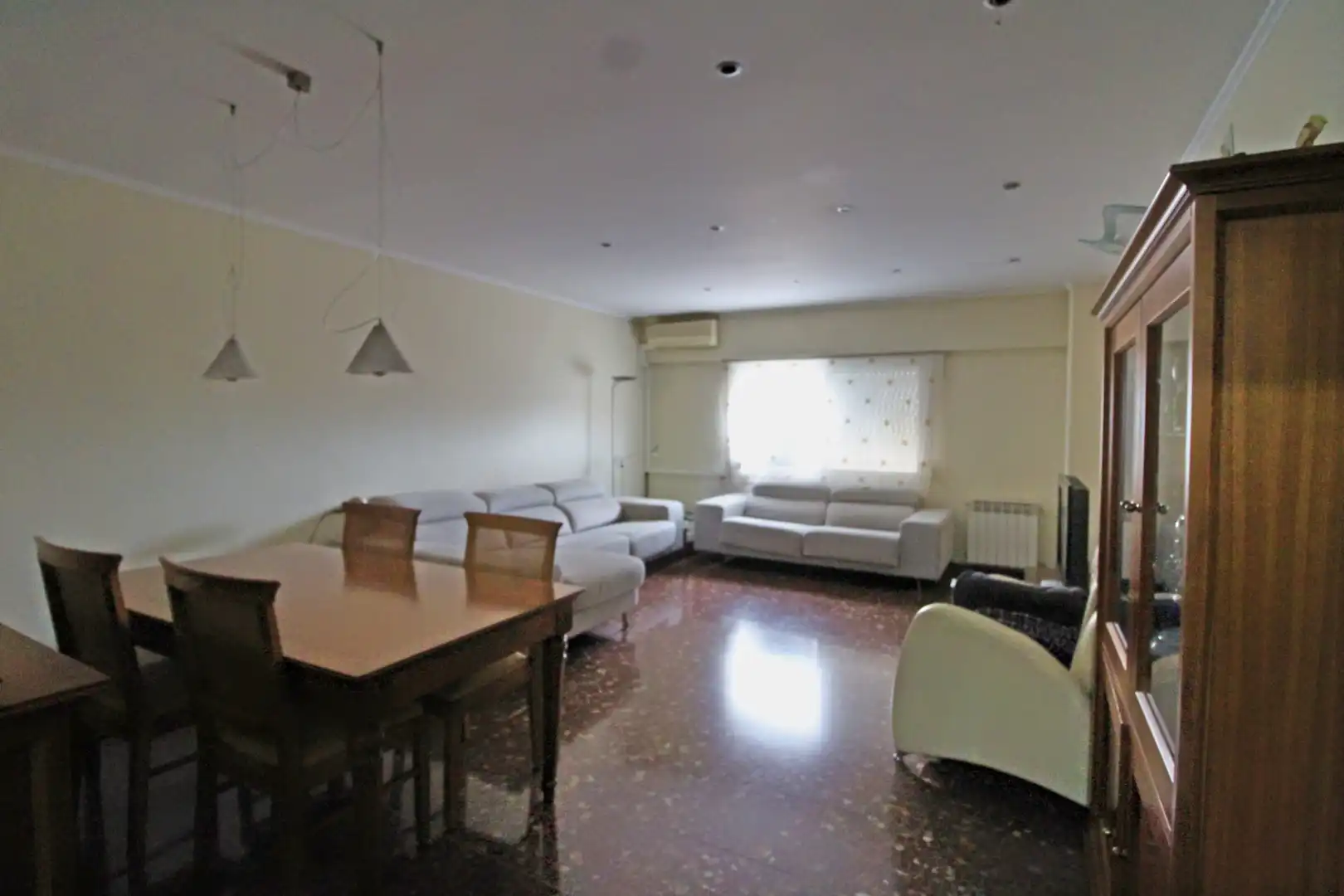 Sala de estar de Piso en venta en L'Hospitalet de Llobregat con Aire acondicionado, Calefacción y Amueblado