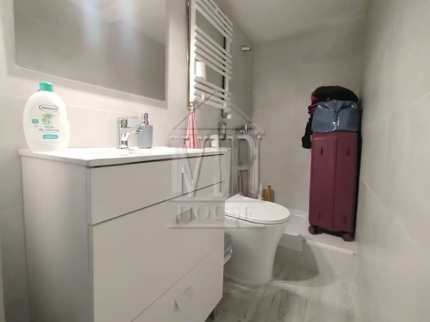 Badezimmer von Einfamilien-Reihenhaus zum Verkauf in Badalona mit Klimaanlage, Heizung und Parkett
