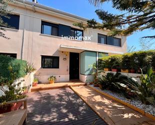 Exterior view of Single-family semi-detached for sale in Vilanova i la Geltrú  with Air Conditioner, Terrace and Swimming Pool