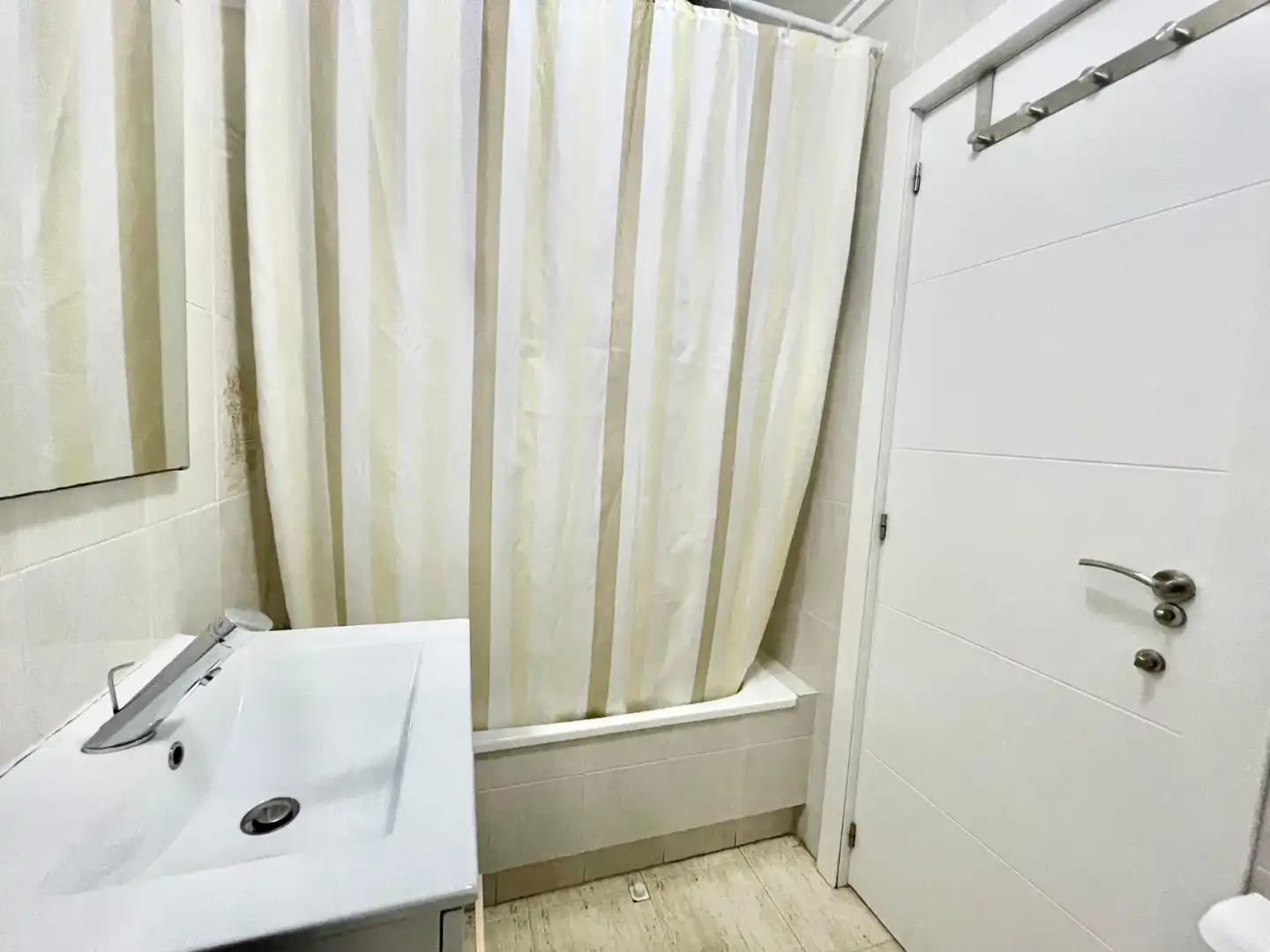 Bany de Pis de lloguer en Torrevieja amb Calefacció, Piscina i Moblat