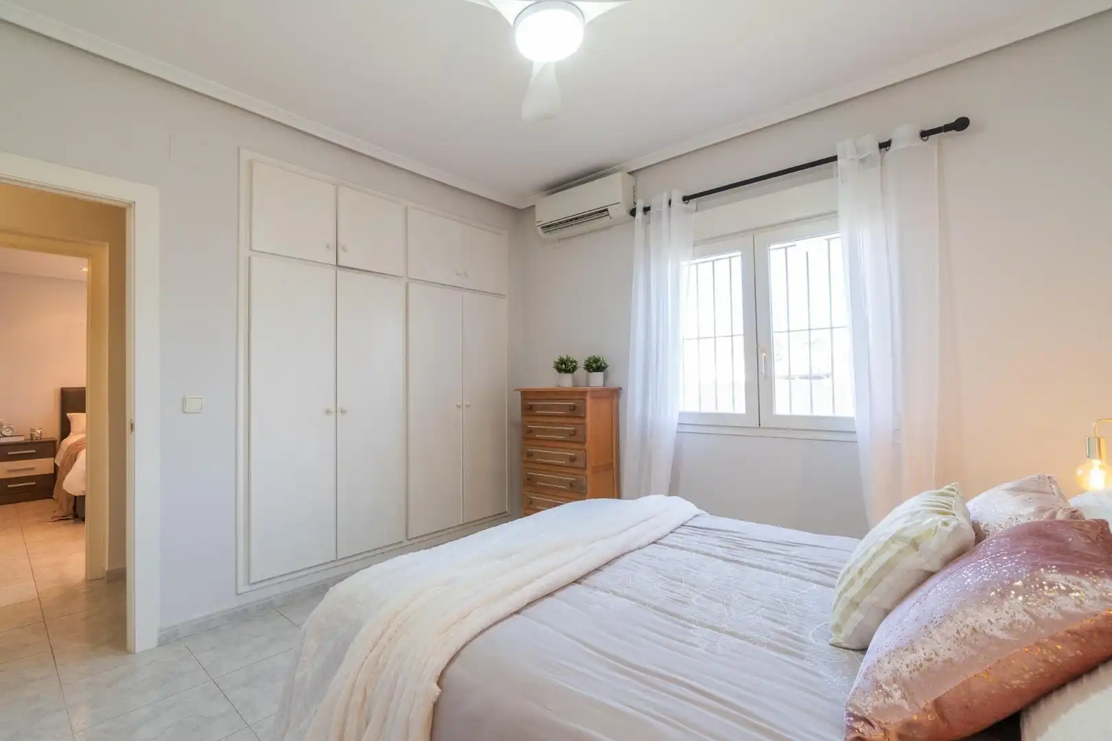 Dormitori de Casa o xalet en venda en Orihuela amb Aire condicionat, Calefacció i Jardí privat