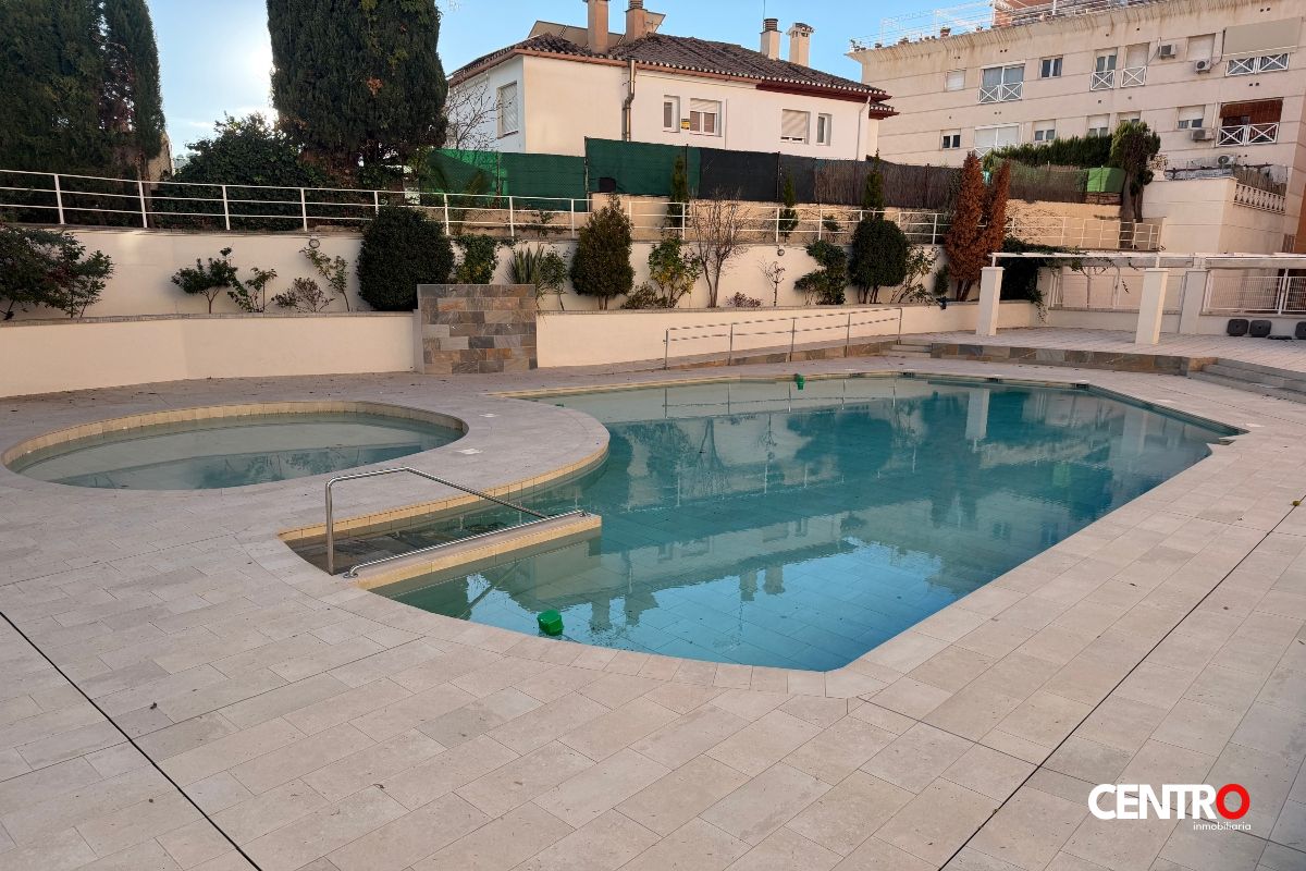 Swimming pool of Flat for sale in  Granada Capital  with Air Conditioner, Private garden and Storage room