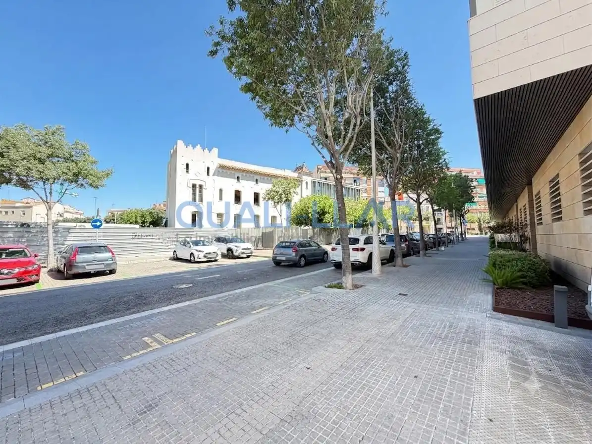 Vista exterior de Garatge en venda en Sant Feliu de Llobregat
