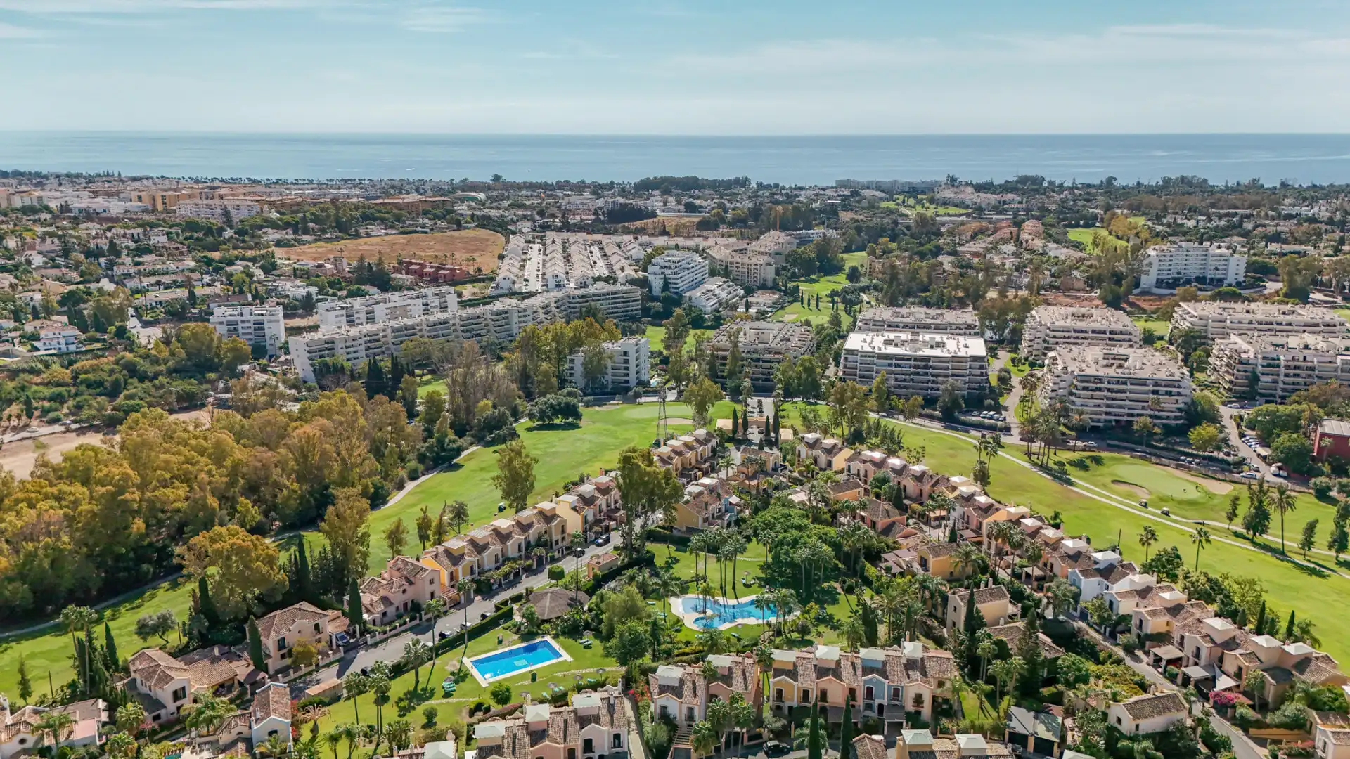 Vista exterior de Casa o chalet en venta en Marbella con Terraza y Piscina comunitaria