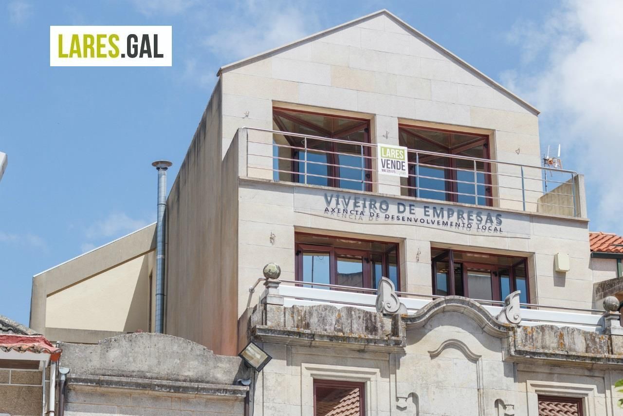 Vista exterior de Oficina en venda en Cangas  amb Terrassa