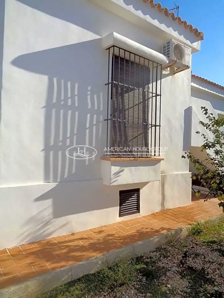 Vista exterior de Casa o xalet en venda en Chiclana de la Frontera amb Aire condicionat, Calefacció i Jardí privat
