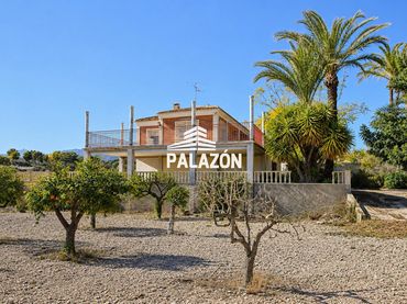Xalet amb piscina en venda a Crevillent