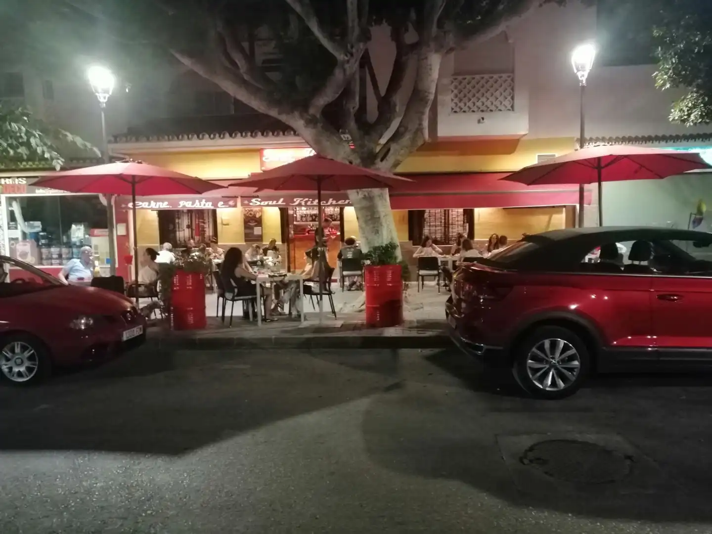 Local comercial en traspaso en Calle Medina Azahara, imagen 2