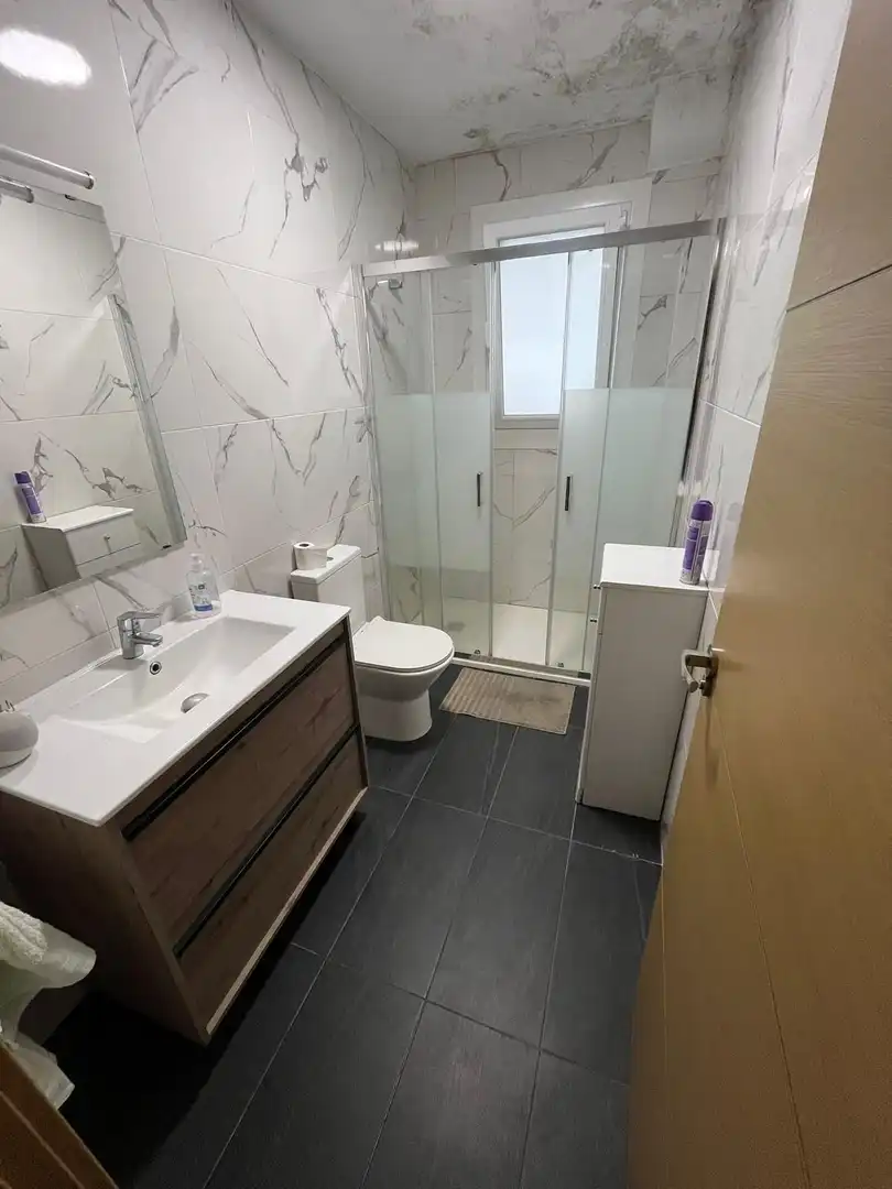 Badezimmer von Wohnung zur Miete in A Coruña Capital 