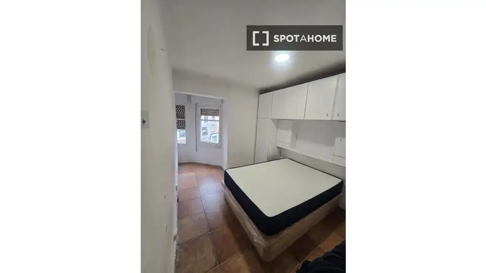 Bedroom of Flat for share in L'Hospitalet de Llobregat  with Air Conditioner, Heating and Furnished