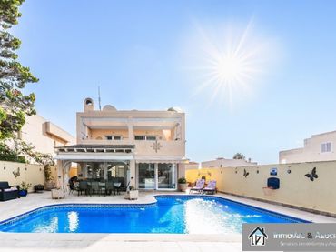 Detached house with pool for sale in Las Marinas