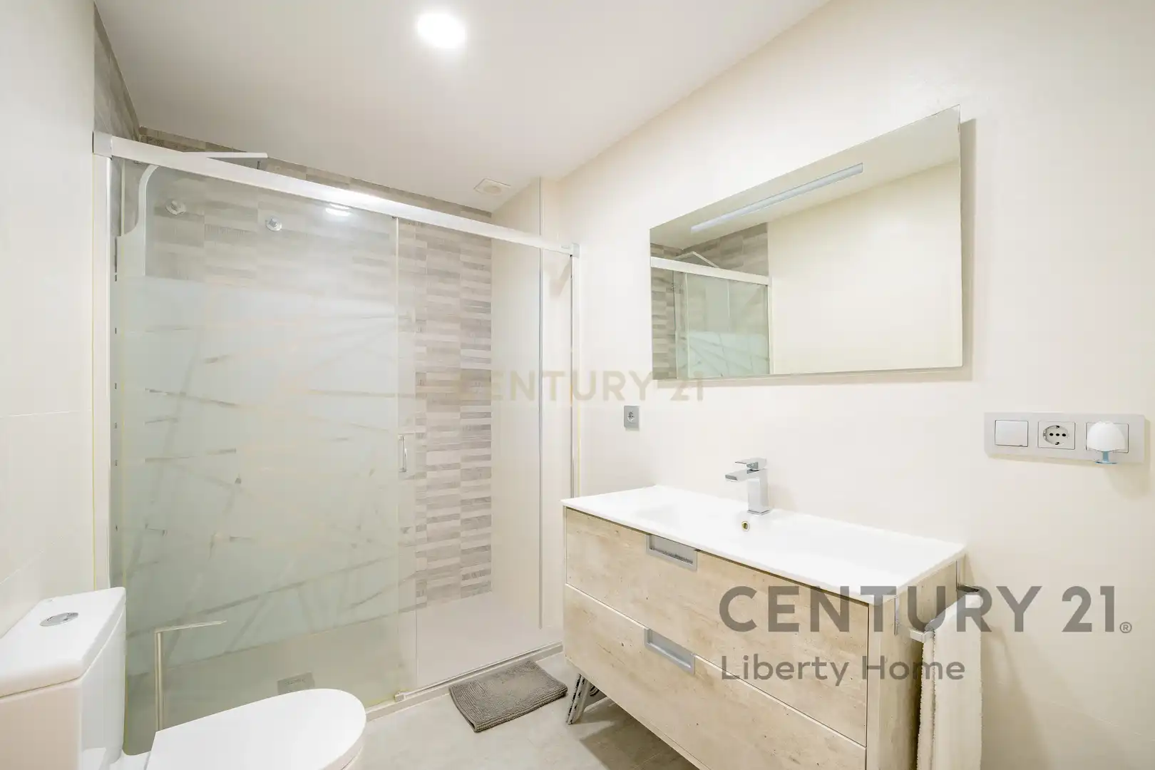 Bathroom of Apartments for rent in Valencia  with Air Conditioner, Private garden and Oven