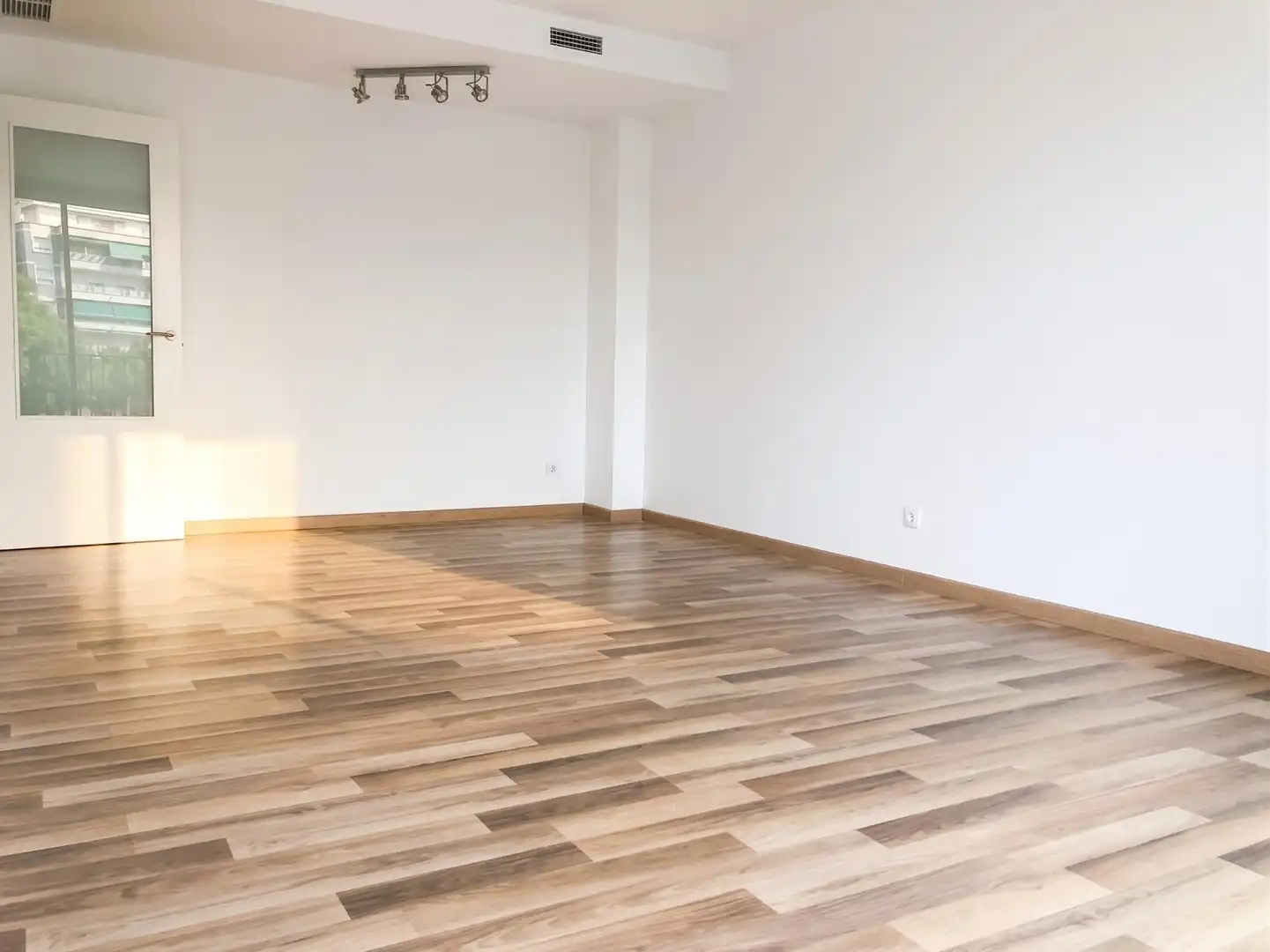 Sala de estar de Piso en venta en L'Hospitalet de Llobregat con Aire acondicionado, Calefacción y Jardín privado