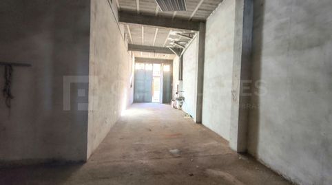 Amplio local diáfano de 150 m situado en una excelente zona. Dispone de puerta de cochera que facilita el acceso de vehículos. Ide, imatge 5